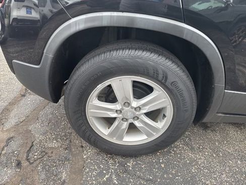 Used 2019 Chevrolet Trax LT w/ Sun & Sound Package FWD image 9