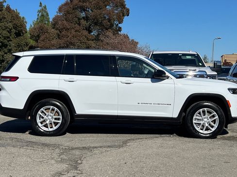 Used 2023 Jeep Grand Cherokee L Laredo image 3