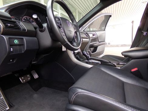 Used 2017 Honda Accord Sport image 16
