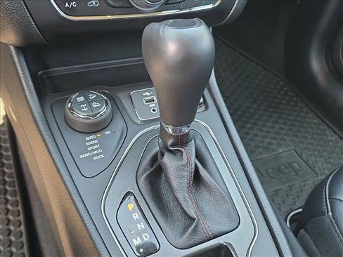 Used 2022 Jeep Cherokee Trailhawk w/ Comfort/Convenience Group image 12