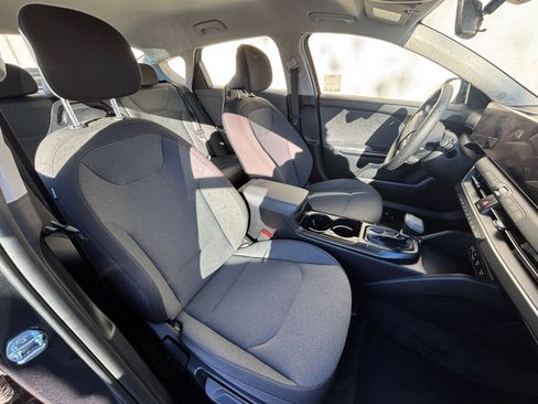 Used 2025 Kia K4 LXS image 36