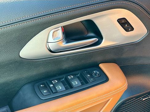 Used 2025 Chrysler Pacifica Pinnacle FWD image 18