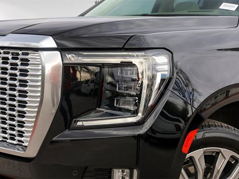 Used 2023 GMC Yukon Denali w/ Advanced Technology Package image 3