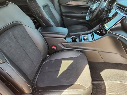 New 2025 Jeep Grand Cherokee L Laredo image 12