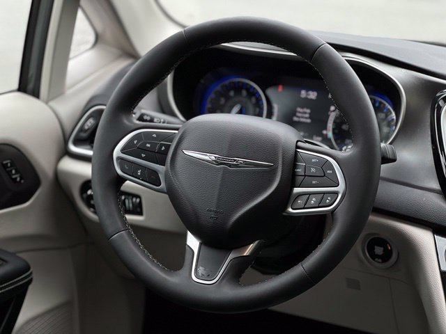 Used 2023 Chrysler Pacifica Touring-L FWD image 30