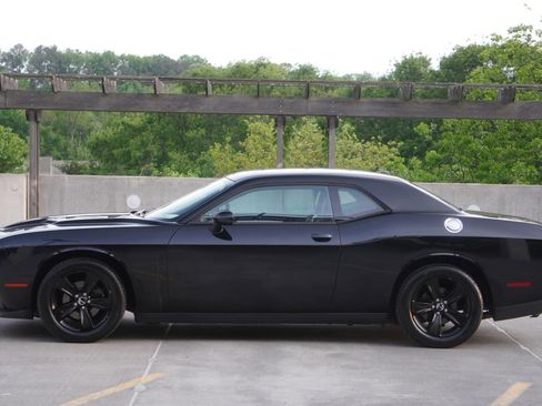 Used 2017 Dodge Challenger SXT image 9