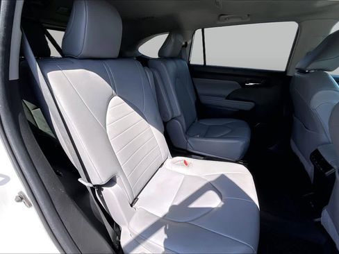 Used 2022 Toyota Highlander XLE FWD image 19