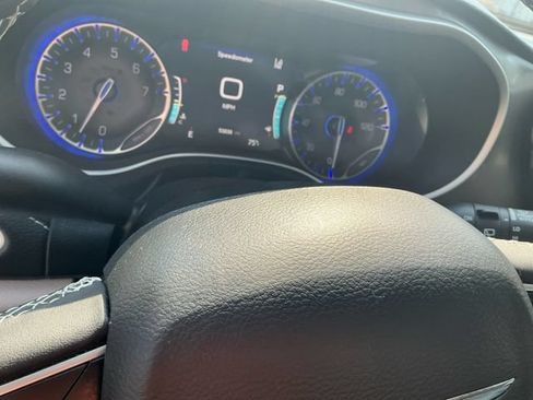 Used 2022 Chrysler Pacifica Touring-L FWD image 25