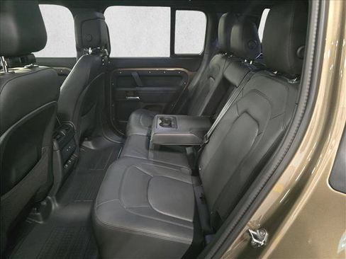 Used 2025 Land Rover Defender 110 X-Dynamic SE AWD/4WD image 13
