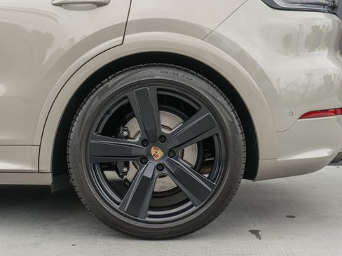 Used 2025 Porsche Cayenne GTS AWD/4WD image 21