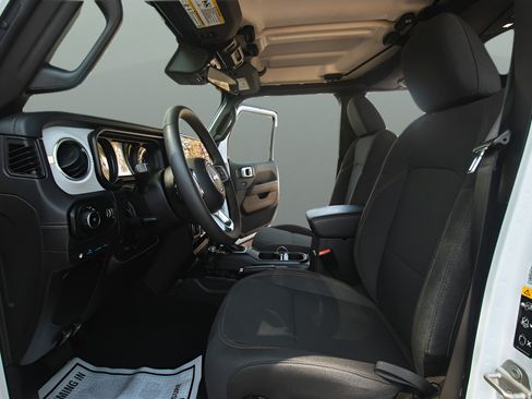 Used 2024 Jeep Wrangler Unlimited Sahara AWD/4WD image 19