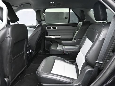 Used 2022 Ford Explorer XLT w/ Equipment Group 202A image 13