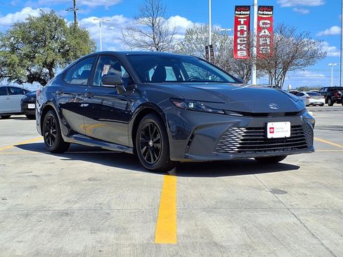 Used 2025 Toyota Camry LE image 3