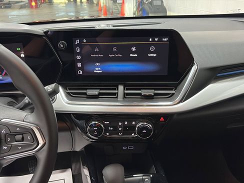 Used 2025 Chevrolet Trax LT w/ LT Convenience Package FWD image 12