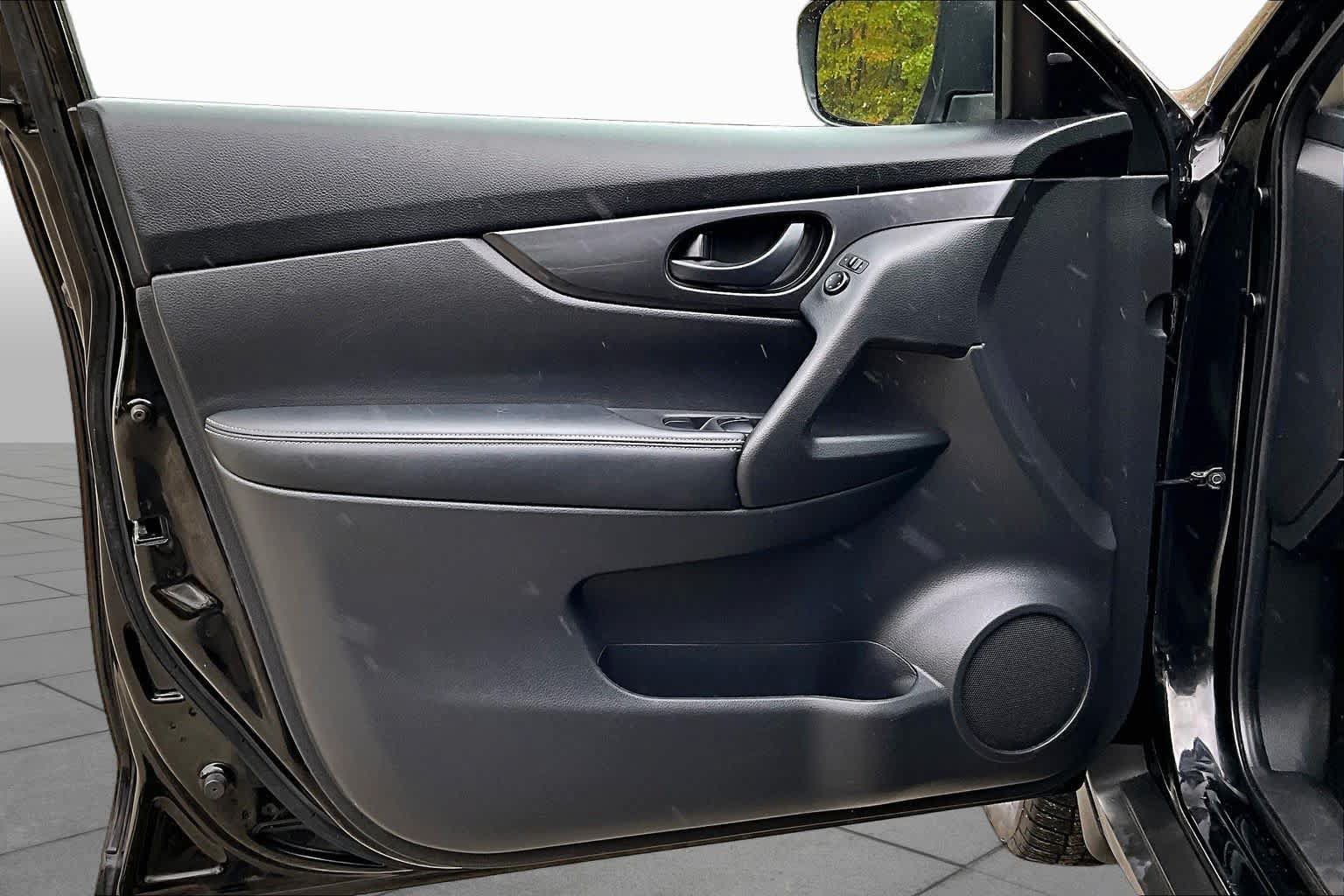 Used 2019 Nissan Rogue S AWD/4WD image 22