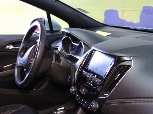 Used 2018 Chevrolet Cruze Premier image 10