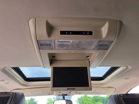 Used 2010 Cadillac Escalade ESV Platinum RWD image 58