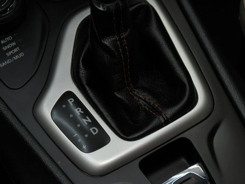 Used 2016 Jeep Cherokee Limited w/ Technology Group AWD/4WD image 25