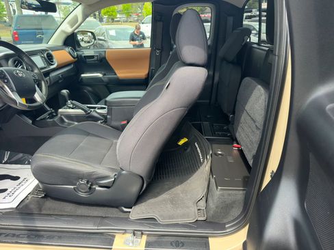 Used 2016 Toyota Tacoma SR5 w/ Exterior Package image 18