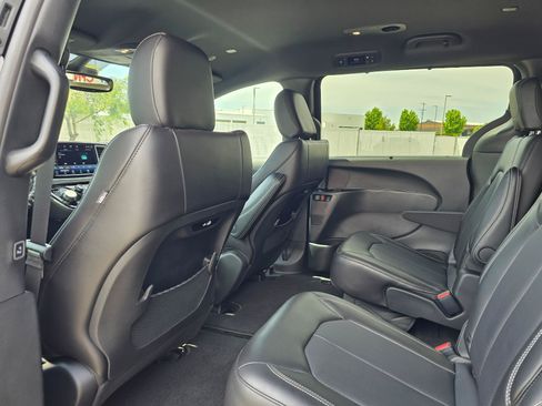 Used 2026 Chrysler Pacifica Select AWD/4WD image 12