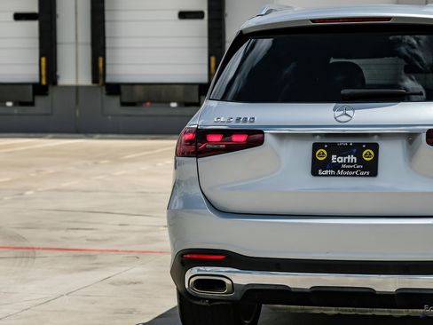 Used 2025 Mercedes-Benz GLS 580 4MATIC image 14