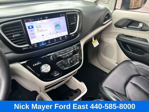 Used 2023 Chrysler Pacifica Touring-L image 32