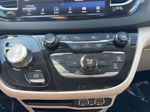 Used 2023 Chrysler Pacifica Touring-L FWD image 23