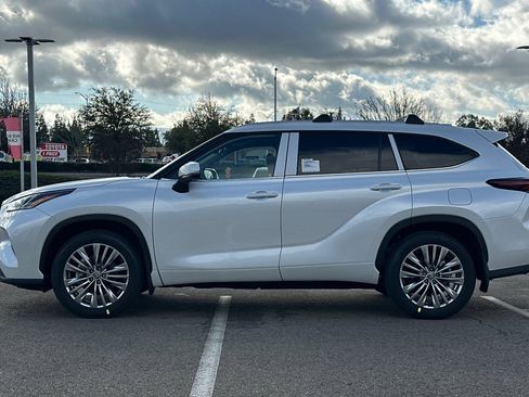 New 2026 Toyota Highlander XLE image 9