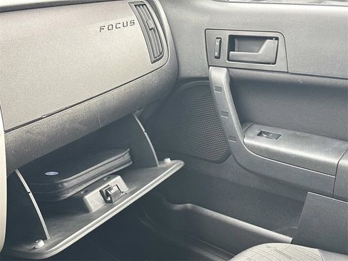 Used 2011 Ford Focus SE image 31