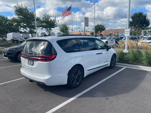 Used 2024 Chrysler Pacifica Touring-L w/ Road Tripper Package image 2