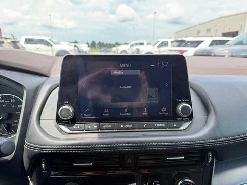Used 2022 Nissan Rogue SV FWD image 12