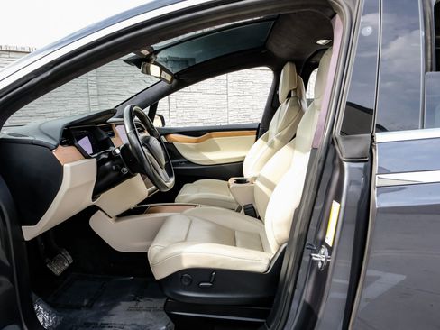 Used 2019 Tesla Model X 75D image 4