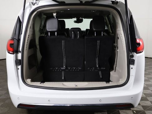 Used 2024 Chrysler Pacifica Touring-L image 16