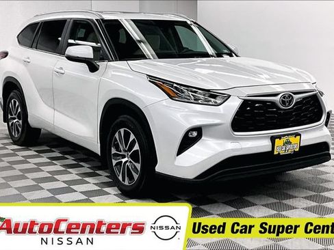 Used 2024 Toyota Highlander XLE AWD/4WD image 1