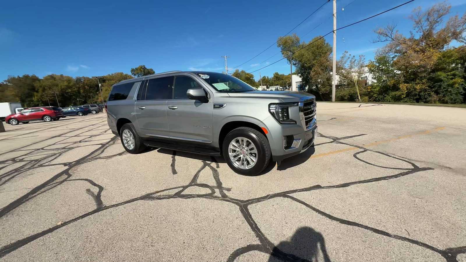Certified 2024 GMC Yukon XL SLT w/ SLT Luxury Package AWD/4WD image 4