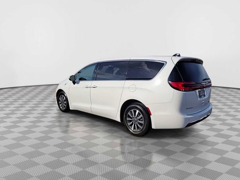 Used 2023 Chrysler Pacifica Touring-L image 6