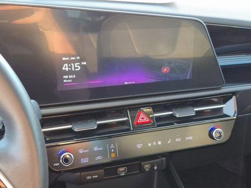 Used 2023 Kia Niro EX image 15