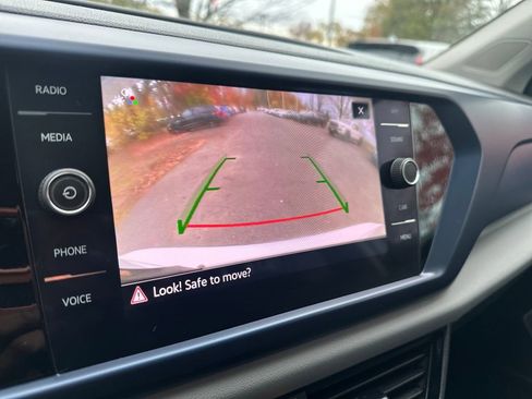 Certified 2022 Volkswagen Taos SE image 10