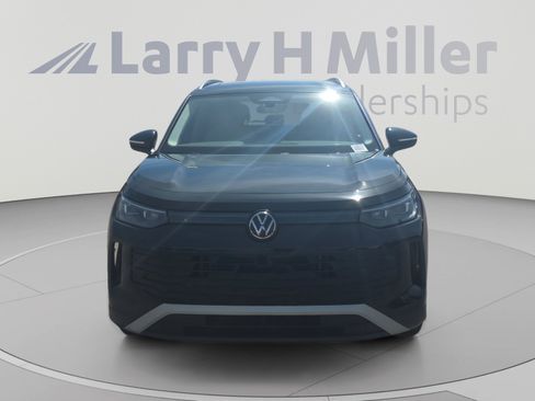 Certified 2025 Volkswagen Tiguan SE w/ Panoramic Sunroof Package FWD image 8