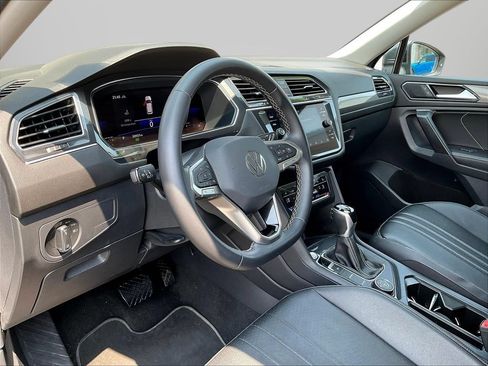 Used 2023 Volkswagen Tiguan SE AWD/4WD image 17