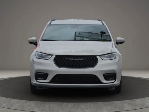 Used 2021 Chrysler Pacifica Touring w/ S Appearance Package image 36