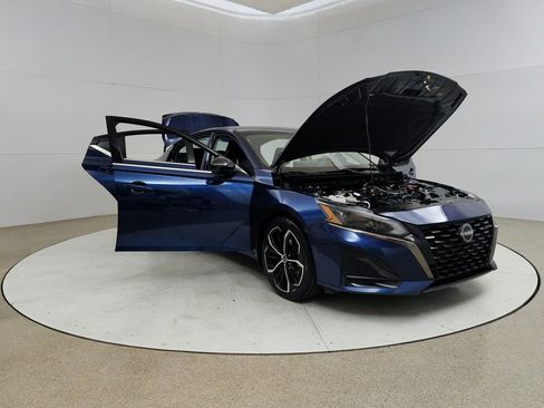 Used 2024 Nissan Altima 2.5 SR w/ SR Premium Package AWD/4WD image 9