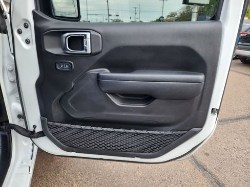 Used 2024 Jeep Wrangler Unlimited w/ Convenience Group AWD/4WD image 10