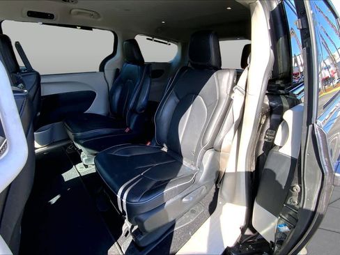 Used 2019 Chrysler Pacifica Limited w/ Advanced Safetytec Group FWD image 20