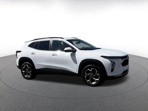 Used 2025 Chevrolet Trax LT FWD image 2