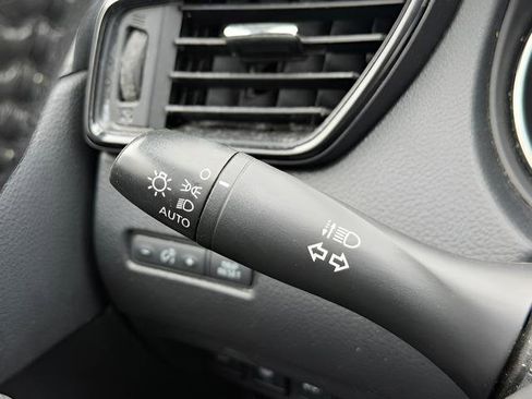 Used 2020 Nissan Rogue SV image 16