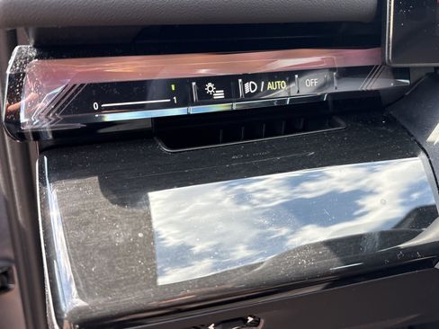 Used 2025 BMW i5 eDrive40i w/ Premium Package image 38