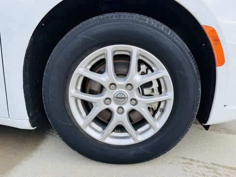 Used 2023 Chrysler Pacifica Touring-L image 41