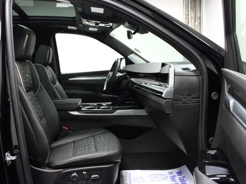 Used 2025 Cadillac Escalade ESV V image 18