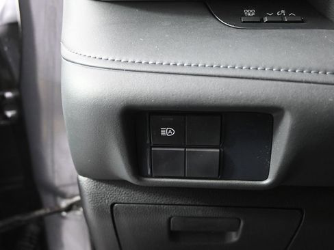 Used 2021 Toyota Highlander L image 24